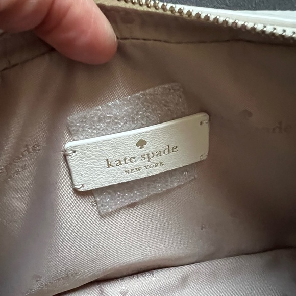 💕🎁 Kate Spade Glimmer Quilted Patent Leather Boxed Crossbody Set in parchment - Picture 14 of 15